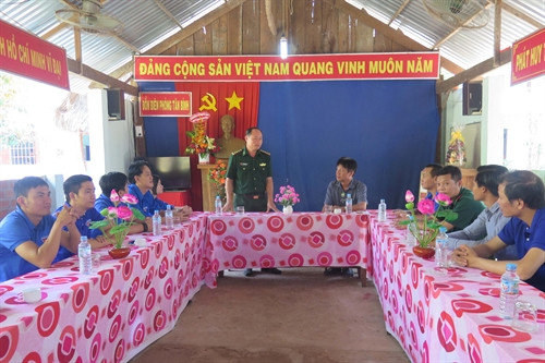 Tuổi trẻ TTXVN về nguồn, thăm - tặng quà các đơn vị kết nghĩa nhân Ngày Biên phòng toàn dân ảnh 1