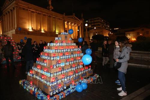 Cây thông Noel đặc biệt được ghép từ vô số hộp sữa tại Athens, Hy Lạp Ảnh: THX/ TTXVN Cây thông Noel đặc biệt được ghép từ vô số hộp sữa tại Athens, Hy Lạp Ảnh: THX/ TTXVN