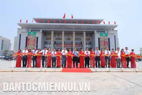 Cắt băng khai mạc Hội nghị xúc tiến tiêu thụ vải thiều và nông sản của tỉnh Bắc Giang.