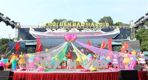 Biểu diễn văn nghệ chào mừng. Ảnh: Quốc Khánh – TTXVN Biểu diễn văn nghệ chào mừng. Ảnh: Quốc Khánh – TTXVN