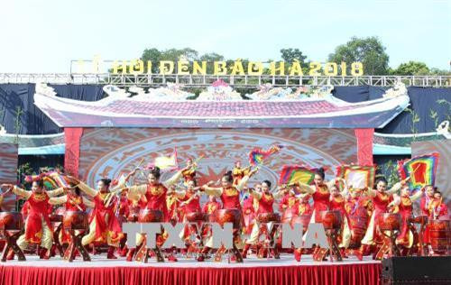 Chương trình nghệ thuật tại Lễ hội đền Bảo Hà. Ảnh: Quốc Khánh - TTXVN Chương trình nghệ thuật tại Lễ hội đền Bảo Hà. Ảnh: Quốc Khánh - TTXVN