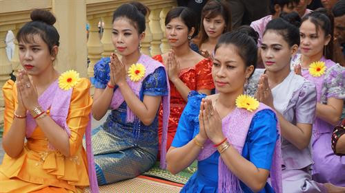 Ngày thứ nhất mọi người mặc quần áo đẹp mang nhang đèn lên chùa để dâng. Ảnh: Nam Sương