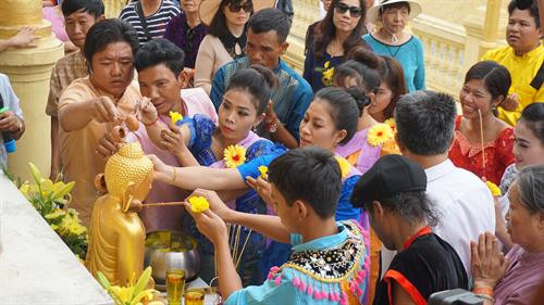 Bà con cùng tham gia tắm Phật để tỏ lòng biết ơn đức Phật và gột rửa những điều không may mắn của năm cũ, lấy may cho năm mới. Ảnh: Hoàng Tâm