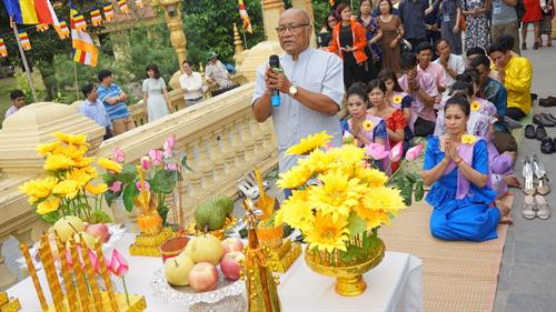 Ông Acha thực hiện nghi lễ rước Mâh Sangkran mới ngoài trời trong ngày đầu tiên của Tết. Ảnh: Nam Sương