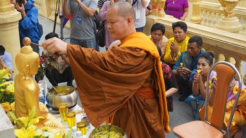 Ngày thứ ba là ngày cuối cùng của Tết, các vị sư làm lễ tắm Phật tại chùa. Ảnh: Nam Sương