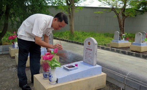 Đồng chí Nguyễn Đức Lợi dâng hương tại Nghĩa trang Liệt sỹ Quốc gia Đường 9. Ảnh: Trần Tĩnh-TTXVN