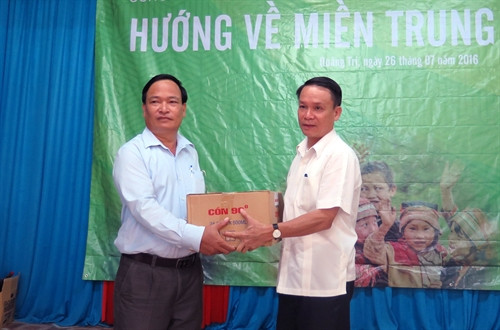 Đồng chí Nguyễn Đức Lợi trao tặng dụng cụ y tế cho Trạm y tế xã Triệu Trung. Ảnh: Trần Tĩnh-TTXVN