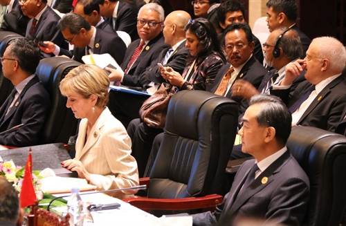 Ngoại trưởng Trung Quốc Vương Nghị (ngoài cùng bên phải) tại hội nghị. Ảnh: Phạm Kiên – Phóng viên TTXVN tại Lào