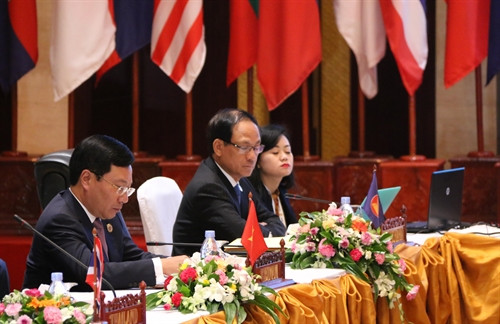 Phó Thủ tướng, Bộ trưởng Ngoại giao Phạm Bình Minh (ngoài cùng bên trái) dẫn đầu đoàn Việt Nam tham dự hội nghị. Ảnh: Phạm Kiên – Phóng viên TTXVN tại Lào