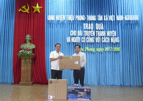 Đồng chí Nguyễn Đức Lợi trao tặng máy quay và bộ máy dựng cho Đài Phát thanh và Truyền hình huyện Triệu Phong. Ảnh: Trần Tĩnh-TTXVN