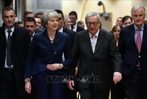 Chủ tịch Ủy ban châu Âu Jean-Claude Juncker (giữa) và Thủ tướng Anh Theresa May (trái) tại Brussels, Bỉ ngày 24/11/2018. Ảnh: AFP/ TTXVN Chủ tịch Ủy ban châu Âu Jean-Claude Juncker (giữa) và Thủ tướng Anh Theresa May (trái) tại Brussels, Bỉ ngày 24/11/2018. Ảnh: AFP/ TTXVN
