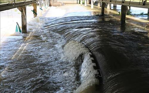 Xả lũ đầu nguồn tại hai đập tràn Tha La và Trà Sư nhằm kiểm soát lũ trên sông Cửu Long và vùng Tứ Giác Long Xuyên gây ngập lụt, ảnh hưởng nghiêm trọng nhiều diện tích lúa ở ĐBSCL. Ảnh: Công Mạo-TTXVN Xả lũ đầu nguồn tại hai đập tràn Tha La và Trà Sư nhằm kiểm soát lũ trên sông Cửu Long và vùng Tứ Giác Long Xuyên gây ngập lụt, ảnh hưởng nghiêm trọng nhiều diện tích lúa ở ĐBSCL. Ảnh: Công Mạo-TTXVN