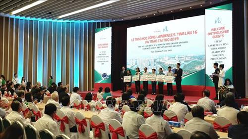 Trao tài trợ học bổng gián tiếp cho các đơn vị tỉnh, thành. Ảnh: Thế Anh - TTXVN