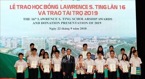Đại diện Quỹ Lawrence S. Ting trao học bổng cho học sinh trường Phổ thông năng khiếu Thành phố Hồ Chí Minh. Ảnh: Thế Anh - TTXVN