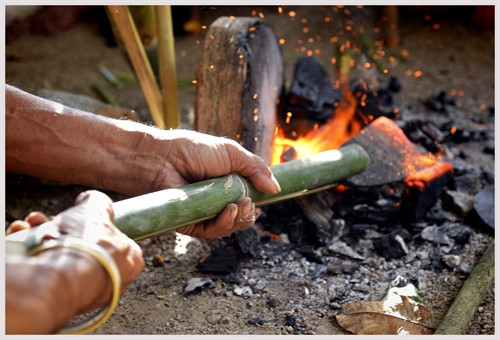 Rèn công cụ tại lễ hội. Ảnh: Thanh Hà - TTXVN Kết thúc nghi lễ dân làng tiếp tục đánh chiêng, trống uống rượu múa xoang trong nhà. Ảnh: Thanh Hà - TTXVN Hội đồng già làng đi trước, theo sau là các thành viên đi lấy than. Ảnh: Thanh Hà - TTXVN Các thành viên lấy than đi xung quang 04 vòng, theo hướng từ trái sang phải rồi vào nhà rèn. Ảnh: Thanh Hà - TTXVN Các thành viên cõng những gùi than từ rừng về làng, họ vừa đi vừa thổi tù và, đinh tút. Ảnh: Thanh Hà - TTXVN Nghi thức cõng những người đi lấy than lên nhà Rông. Ảnh: Thanh Hà - TTXVN Kết thúc nghi lễ dân làng tiếp tục đánh chiêng, trống uống rượu múa xoang trong nhà. Ảnh: Thanh Hà - TTXVN Nước giã cua với cây đót được cho vào ống để thấm vào lưỡi công cụ trước khi rèn. Ảnh: Thanh Hà - TTXVN Giã cua với cây đót để lấy nước cho vào ống thấm vào lưỡi công cụ trước khi rèn. Ảnh: Thanh Hà - TTXVN Công đoạn rèn công cụ. Ảnh: Thanh Hà - TTXVN Rèn công cụ tại lễ hội. Ảnh: Thanh Hà - TTXVN Kết thúc nghi lễ dân làng tiếp tục đánh chiêng, trống uống rượu múa xoang trong nhà. Ảnh: Thanh Hà - TTXVN Hội đồng già làng đi trước, theo sau là các thành viên đi lấy than. Ảnh: Thanh Hà - TTXVN Các thành viên lấy than đi xung quang 04 vòng, theo hướng từ trái sang phải rồi vào nhà rèn. Ảnh: Thanh Hà - TTXVN Các thành viên cõng những gùi than từ rừng về làng, họ vừa đi vừa thổi tù và, đinh tút. Ảnh: Thanh Hà - TTXVN Nghi thức cõng những người đi lấy than lên nhà Rông. Ảnh: Thanh Hà - TTXVN Kết thúc nghi lễ dân làng tiếp tục đánh chiêng, trống uống rượu múa xoang trong nhà. Ảnh: Thanh Hà - TTXVN Nước giã cua với cây đót được cho vào ống để thấm vào lưỡi công cụ trước khi rèn. Ảnh: Thanh Hà - TTXVN Giã cua với cây đót để lấy nước cho vào ống thấm vào lưỡi công cụ trước khi rèn. Ảnh: Thanh Hà - TTXVN Công đoạn rèn công cụ. Ảnh: Thanh Hà - TTXVN