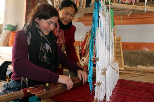 Du khách thích thú với các sản phẩm từ thổ cẩm của đồng bào Thái. Ảnh: Bích Huệ - TTXVN Du khách trải nghiệm đánh cồng chiêng của đồng bào Thái. Ảnh: Bích Huệ - TTXVN Du khách tham gia múa sạp với đồng bào dân tộc Thái. Ảnh: Bích Huệ - TTXVN .... Thử trò chơi đi cà kheo của dân tộc Thái. Ảnh: Bích Huệ - TTXVN Du khách trải nghiệm cách gói bánh của đồng bào Thái. Ảnh: Bích Huệ - TTXVN Du khách thích thú với hoạt động gói bánh chưng và bánh ột, bánh mọc của đồng bào Thái. Ảnh: Bích Huệ - TTXVN ... và trải nghiệm nghề dệt thổ cẩm của đồng bào Thái. Ảnh: Bích Huệ - TTXVN Du khách hào hứng với những bánh chưng tự gói của mình. Ảnh: Bích Huệ - TTXVN