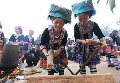 Đặc sắc lễ hội thi giã bánh giầy của đồng bào dân tộc Mông ảnh 8 Đặc sắc lễ hội thi giã bánh giầy của đồng bào dân tộc Mông ảnh 8