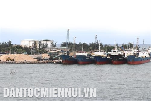 Tính đến hết năm 2017, cả nước có 17 khu kinh tế ven biển được thành lập, với tổng diện tích gần 845.000 ha, thu hút khoảng 78,6 tỷ USD vốn đầu tư. Các khu kinh tế ven biển đã đóng góp vào tăng trưởng kinh tế, xuất khẩu, thu ngân sách Nhà nước cũng như giải quyết việc làm. Ảnh: Danh Lam 10 năm qua, ngành dầu khí đã có nhiều nỗ lực trong thăm dò, khai thác các mỏ dầu, khí mới (bao gồm cả đầu tư các dự án dầu khí ở nước ngoài) và đẩy mạnh đầu tư các tổ hợp chế biến dầu, khí quy mô lớn. Ảnh: Thế Duyệt Lĩnh vực kinh tế hàng hải có bước phát triển đáng kể, giá trị sản lượng của ngành vận tải biển, dịch vụ cảng biển và đóng tàu liên tục gia tăng, với tốc độ tăng trong giai đoạn 2007 - 2010 là 22%/năm, giai đoạn 2011 - 2015 là 13%/năm. Ảnh: Nguyên Lý