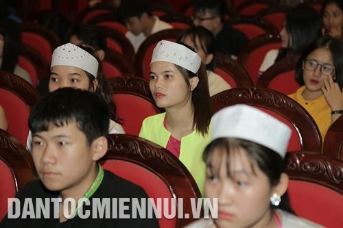 Học sinh, sinh viên dân tộc thiểu số của Thủ đô trong buổi Lễ tuyên dương. Ảnh: Nam Sương