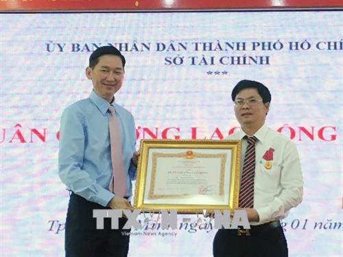 Ông Trần Vĩnh Tuyến, Phó Chủ tịch UBND Thành phố Hồ Chí Minh trao Huân chương Lao động hạng Ba cho ông Đỗ Đông Hướng, Trưởng ban Vật giá Thành phố Hồ Chí Minh (giai đoạn từ năm 2011 – 2015). Ảnh: Mỹ Phương-TTXVN Ông Trần Vĩnh Tuyến, Phó Chủ tịch UBND Thành phố Hồ Chí Minh trao Huân chương Lao động hạng Ba cho ông Đỗ Đông Hướng, Trưởng ban Vật giá Thành phố Hồ Chí Minh (giai đoạn từ năm 2011 – 2015). Ảnh: Mỹ Phương-TTXVN