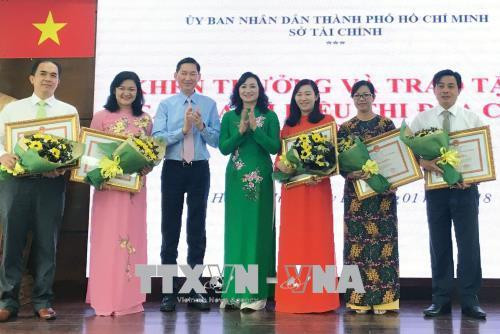 Ông Trần Vĩnh Tuyến, Phó Chủ tịch UBND Thành phố Hồ Chí Minh trao Bằng khen UBND Thành phố cho các cá nhân và tập thể. Ảnh: Mỹ Phương-TTXVN Ông Trần Vĩnh Tuyến, Phó Chủ tịch UBND Thành phố Hồ Chí Minh trao Bằng khen UBND Thành phố cho các cá nhân và tập thể. Ảnh: Mỹ Phương-TTXVN