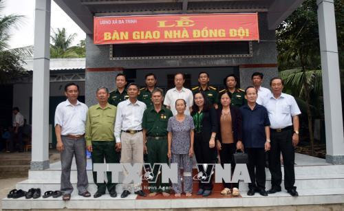 Trao tặng "Nhà đồng đội" cho chiến sĩ có hoàn cảnh khó khăn. Ảnh: Trung Hiếu - TTXVN Trao tặng "Nhà đồng đội" cho chiến sĩ có hoàn cảnh khó khăn. Ảnh: Trung Hiếu - TTXVN