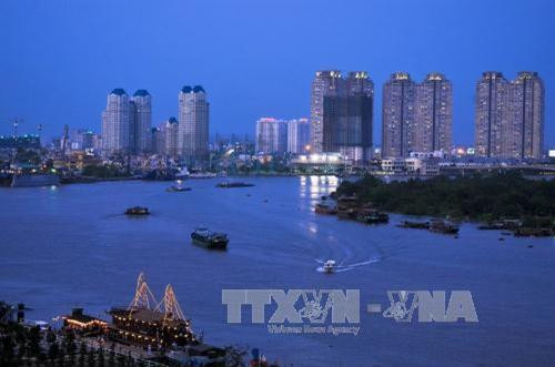 Thị trường văn phòng cho thuê tại thành phố Hồ Chí Minh có nhiều khởi sắc, không còn tình trạng thiếu hụt nguồn cung như trước đây nhưng vẫn tiềm ẩn nhiều rủi ro, phát triển thiếu bền vững, đặc biệt ở phân khúc văn phòng cho thuê giá rẻ và trung bình. Ảnh: An Hiếu - TTXVN Thị trường văn phòng cho thuê tại thành phố Hồ Chí Minh có nhiều khởi sắc, không còn tình trạng thiếu hụt nguồn cung như trước đây nhưng vẫn tiềm ẩn nhiều rủi ro, phát triển thiếu bền vững, đặc biệt ở phân khúc văn phòng cho thuê giá rẻ và trung bình. Ảnh: An Hiếu - TTXVN