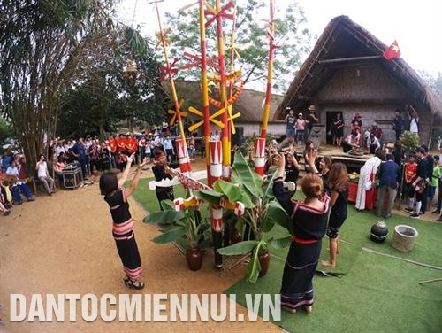 Đồng bào các dân tộc Tây Nguyên cùng hòa chung điệu múa truyền thống trong ngày Giỗ Tổ tại Làng Văn hóa. Ảnh: Nam Sương