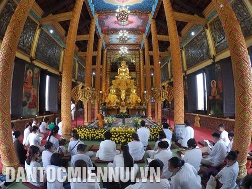 Du khách, phật tử cùng các sư tụng kinh đón Tết Chôl Chnăm Thmây trong chùa Khmer. Ảnh: Nam Sương