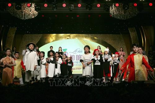 Tiết mục trình diễn áo dài tại đêm bế mạc lễ hội Áo dài Thành phố Hồ Chí Minh lần 6 năm 2019. Ảnh: Thanh Vũ - TTXVN