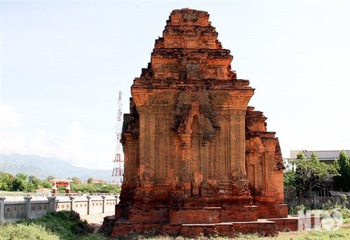 Cụm tháp Hòa Lai gồm tháp Bắc và tháp Nam thuộc địa bàn xã Bắc Phong,Thuận Bắc. Tháp Bắc có kiến trúc khối vuông vững chải với nhiều họa tiết đặc sắc. Tháp Nam mặt tường gạch chạm khắc hoa văn nhưng ở dạng phác thảo. Cấu trúc xây dựng tháp Hòa Lai gồm có ba tầng vững chải. Những mảng điêu khắc hình tượng người và chim Garuda. Họa tiết hoa văn đặc sắc của tháp Hòa Lai. Cửa vào tháp Hòa Lai được mở về hướng Đông. Toàn cảnh cụm tháp Pô Klong Garai thuộc địa bàn phường Đô Vinh. Họa tiết hoa văn và tượng thần trang trí trên các góc tháp. Tháp Pô Klong Garai vào dịp lễ hội Ka tê hàng năm. Du khách tham quan, chụp ảnh lưu niệm tại tháp Pô Klong Garai.