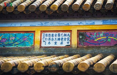 Năm 2016, “Thơ văn trên Kiến trúc cung đình Huế” được ghi danh Di sản Tư liệu Thế giới Khu vực châu Á- Thái Bình Dương. Đây là những di sản tư liệu độc đáo, là những bản gốc, duy nhất hiện chỉ còn ở Việt Nam và có giá trị nổi bật toàn cầu. Hệ thống di sản thơ văn này thật sự là một bảo tàng sống động, độc đáo, riêng có về văn chương thời Nguyễn. Thơ tráng men pháp lam trên ngoại thất điện Thái Hòa. Đây thực sự là một kho tàng văn hóa vô giá của xứ Huế, của Việt Nam mà cho đến nay chưa phải ai cũng biết đến dù chúng có hàng ngàn đơn vị, hiển hiện khắp nơi trên nhiều, rất nhiều công trình kiến trúc cung đình triều Nguyễn tại cố đô Huế. Thơ văn trên kiến trúc cung đình thường được trang trí theo lối “nhất thi nhất họa” hoặc “nhất tự nhất họa”, mỗi bài thơ hay mỗi đại tự được trang trí kèm một bức tranh. Vị trí thể hiện chủ yếu là trên các liên ba, đố bản hay cổ diềm các công trình, cả trong nội thất và ngoại thất, để ở vị trí nào người ta cũng có thể chiêm ngưỡng, thưởng thức được Thơ thì phổ biến là thể ngũ ngôn, thất ngôn; câu đối thì khá đa dạng, không cố định số chữ; đại tự thì chủ yếu là các mỹ tự với ý nghĩa tốt đẹp Thơ trên di tích lăng Thiệu Trị. Cho đến nay, hệ thống thơ văn chữ Hán trên kiến trúc cung đình Huế vẫn được bảo tồn rất tốt, trừ các tác phẩm đã bị mất mát do công trình bị tiêu hủy, số còn lại được giữ gìn hầu như nguyên vẹn. Cổ diềm trang trí men pháp lam ở Lăng Thiệu trị Đánh giá về kho tàng thơ văn này, nhiều nhà nghiên cứu cho rằng, đây là một di sản vô cùng đặc biệt, nó không chỉ phản ánh trí tuệ, tài năng của các vị hoàng đế triều Nguyễn, mà còn phản ánh truyền thống văn hóa và đặc trưng của xứ Huế, vùng đất của thi ca và các thi nhân nổi tiếng. Thơ trên di tích lăng Thiệu Trị.