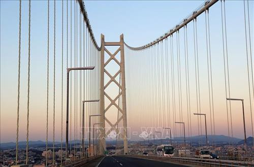 Cầu Akashi-Kaikyo bắc qua vịnh Akashi; nối Maiko ở Kobe với Iwaya của đảo Awaji và là một phần trong tuyến đường cao tốc Honshu – Shikoku. Cầu Akashi-Kaikyo bắc qua vịnh Akashi; nối Maiko ở Kobe với Iwaya của đảo Awaji và là một phần trong tuyến đường cao tốc Honshu – Shikoku.