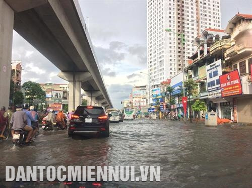 Mưa to dẫn tới ngập úng cục bộ trên tuyến đường Nguyễn Trãi - Hà Nội. Mưa to dẫn tới ngập úng cục bộ trên tuyến đường Nguyễn Trãi - Hà Nội.