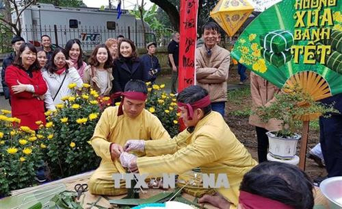 Gói bánh tét tại Đại Nội Huế Tết Nguyên đán 2018. Ảnh: TTXVN