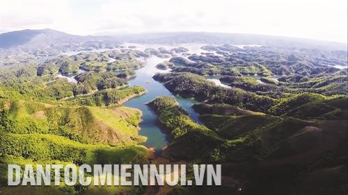 Hồ Tà Đùng nằm trong Vườn Quốc gia Tà Đùng có hàng trăm đảo lớn nhỏ, được mệnh danh là “Vịnh Hạ Long" của Tây Nguyên. Ảnh: Ngọc Minh Kiểm lâm Vườn Quốc gia Tà Đùng tuần tra, bảo vệ rừng. Ảnh: Ngọc Minh Vườn Quốc gia Tà Đùng có hệ thực vật phong phú bậc nhất Tây Nguyên. Ảnh: Ngọc Minh Nhiều loại động vật quý hiếm, có nguy cơ tuyệt chủng đang được bảo vệ tại Vườn Quốc gia Tà Đùng. Ảnh: Ngọc Minh Hồ Tà Đùng nằm trong Vườn Quốc gia Tà Đùng có hàng trăm đảo lớn nhỏ, được mệnh danh là “Vịnh Hạ Long" của Tây Nguyên. Ảnh: Ngọc Minh Kiểm lâm Vườn Quốc gia Tà Đùng tuần tra, bảo vệ rừng. Ảnh: Ngọc Minh Vườn Quốc gia Tà Đùng có hệ thực vật phong phú bậc nhất Tây Nguyên. Ảnh: Ngọc Minh Nhiều loại động vật quý hiếm, có nguy cơ tuyệt chủng đang được bảo vệ tại Vườn Quốc gia Tà Đùng. Ảnh: Ngọc Minh