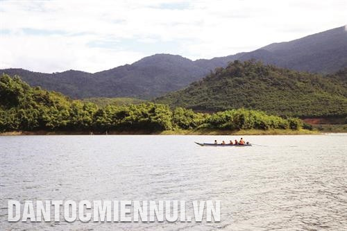 Hồ Tà Đùng nằm trong Vườn Quốc gia Tà Đùng có hàng trăm đảo lớn nhỏ, được mệnh danh là “Vịnh Hạ Long" của Tây Nguyên. Ảnh: Ngọc Minh Kiểm lâm Vườn Quốc gia Tà Đùng tuần tra, bảo vệ rừng. Ảnh: Ngọc Minh Vườn Quốc gia Tà Đùng có hệ thực vật phong phú bậc nhất Tây Nguyên. Ảnh: Ngọc Minh Nhiều loại động vật quý hiếm, có nguy cơ tuyệt chủng đang được bảo vệ tại Vườn Quốc gia Tà Đùng. Ảnh: Ngọc Minh