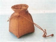 Chiếc hom giỏ thể hiện kỹ thuật cao của nghề đánh bắt cá truyền thống, phổ biến cả ở đồng bằng lẫn miền núi (Hiện vật Bảo tàng Dân tộc học Việt Nam). Chiếc hom giỏ thể hiện kỹ thuật cao của nghề đánh bắt cá truyền thống, phổ biến cả ở đồng bằng lẫn miền núi (Hiện vật Bảo tàng Dân tộc học Việt Nam).