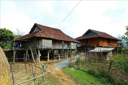 Nhà cũ nhà mới xen kẽ nhau tại Che Căn. Ảnh: Phan Tuấn Anh - TTXVN Nhà cũ nhà mới xen kẽ nhau tại Che Căn. Ảnh: Phan Tuấn Anh - TTXVN