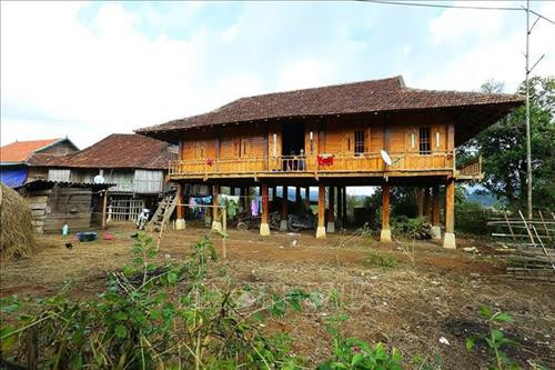 Một căn nhà sàn mới được xây dựng tại bản Che Căn. Ảnh: Phan Tuấn Anh - TTXVN Một căn nhà sàn mới được xây dựng tại bản Che Căn. Ảnh: Phan Tuấn Anh - TTXVN