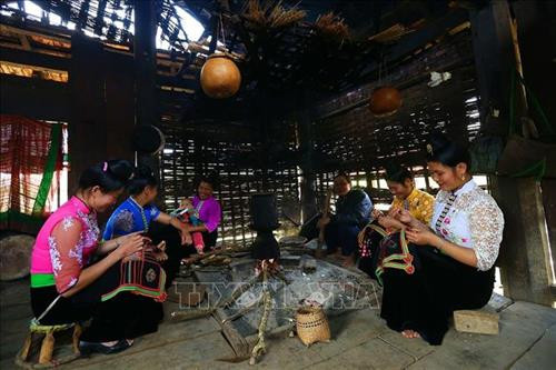 Bếp là nơi quây quần chuyện trò của bà con trong bản. Ảnh: Phan Tuấn Anh - TTXVN Bếp là nơi quây quần chuyện trò của bà con trong bản. Ảnh: Phan Tuấn Anh - TTXVN