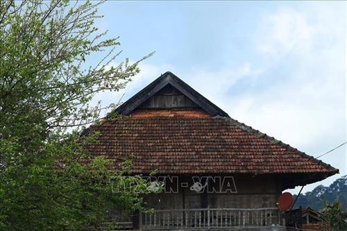 Mái nhà cũ theo dấu tích thời gian. Ảnh: Phan Tuấn Anh - TTXVN Mái nhà cũ theo dấu tích thời gian. Ảnh: Phan Tuấn Anh - TTXVN