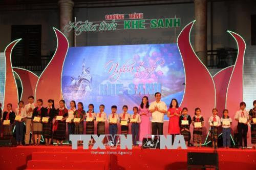 Trao tặng học bổng cho học sinh nghèo vượt khó. Ảnh: Thanh Thủy-TTXVN