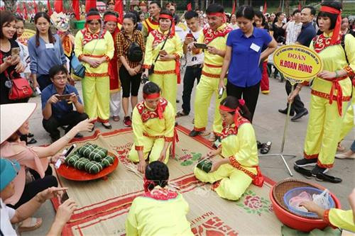 Các nghệ nhân đến từ tỉnh Hải Dương thực hiện phần thi gói bánh chưng. Ảnh: Trung Kiên - TTXVN. Các nghệ nhân đến từ huyện Tân Sơn thực hiện phần thi gói bánh chưng. Ảnh: Trung Kiên - TTXVN. Các nghệ nhân đến từ huyện Cẩm Khê thực hiện phần thi gói bánh chưng. Ảnh: Trung Kiên - TTXVN. Các nghệ nhân đến từ huyện Đoan Hùng thực hiện phần thi gói bánh chưng. Ảnh: Trung Kiên - TTXVN. Các nghệ nhân đến từ tỉnh Hải Dương thực hiện phần thi gói bánh chưng. Ảnh: Trung Kiên - TTXVN. Các nghệ nhân đến từ huyện Tân Sơn thực hiện phần thi gói bánh chưng. Ảnh: Trung Kiên - TTXVN. Các nghệ nhân đến từ huyện Cẩm Khê thực hiện phần thi gói bánh chưng. Ảnh: Trung Kiên - TTXVN. Các nghệ nhân đến từ huyện Đoan Hùng thực hiện phần thi gói bánh chưng. Ảnh: Trung Kiên - TTXVN.