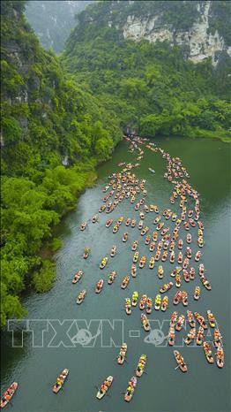 Du khách tham quan bằng thuyền tại Tràng An. Ảnh: Minh Đức - TTXVN Du khách tham quan bằng thuyền tại Tràng An. Ảnh: Minh Đức - TTXVN