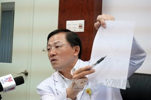 Bác sỹ Phù Chí Dũng, Giám đốc Bệnh viện Truyền máu - Huyết học Thành phố Hồ Chí Minh lý giải việc gần 20.000 viên thuốc đặc trị ung thư hết hạn sử dụng phải tiêu hủy. Ảnh: Phương Vy - TTXVN. Bác sỹ Phù Chí Dũng, Giám đốc Bệnh viện Truyền máu - Huyết học Thành phố Hồ Chí Minh lý giải việc gần 20.000 viên thuốc đặc trị ung thư hết hạn sử dụng phải tiêu hủy. Ảnh: Phương Vy - TTXVN.