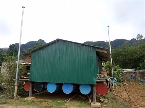 Nhà phao chống lũ của người dân Tân Hóa. Ảnh : baotainguyenmoitruong.vn