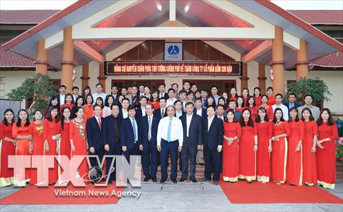 Thủ tướng Nguyễn Xuân Phúc với cán bộ công ty cổ phần gốm Chu Đậu. Ảnh: Thống Nhất –TTXVN Thủ tướng Nguyễn Xuân Phúc với cán bộ công ty cổ phần gốm Chu Đậu. Ảnh: Thống Nhất –TTXVN