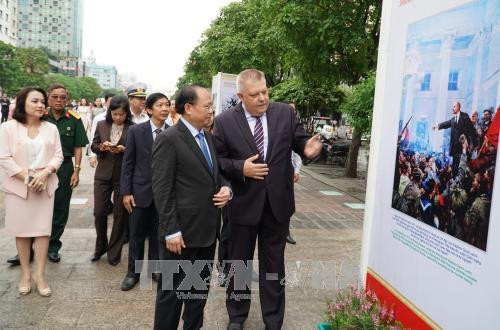 Các đại biểu tham quan triển lãm. Ảnh: Phương Vy-TTXVN Các đại biểu tham quan triển lãm. Ảnh: Phương Vy-TTXVN