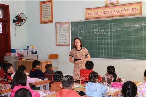 Cô Nguyễn Thị Hồng Mơ, giáo viên trường Tiểu học Nghi Thu, thị xã Cửa Lò đã gắn bó với nghề hơn 10 năm nhưng chưa được vào biên chế. Ảnh: Bích Huệ - TTXVN Cô Nguyễn Thị Hồng Mơ, giáo viên trường Tiểu học Nghi Thu, thị xã Cửa Lò đã gắn bó với nghề hơn 10 năm nhưng chưa được vào biên chế. Ảnh: Bích Huệ - TTXVN
